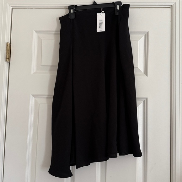 Spanx Satin Back Crepe Asymmetrical Skirt Size Medium Classic Black NWT - Picture 2 of 5
